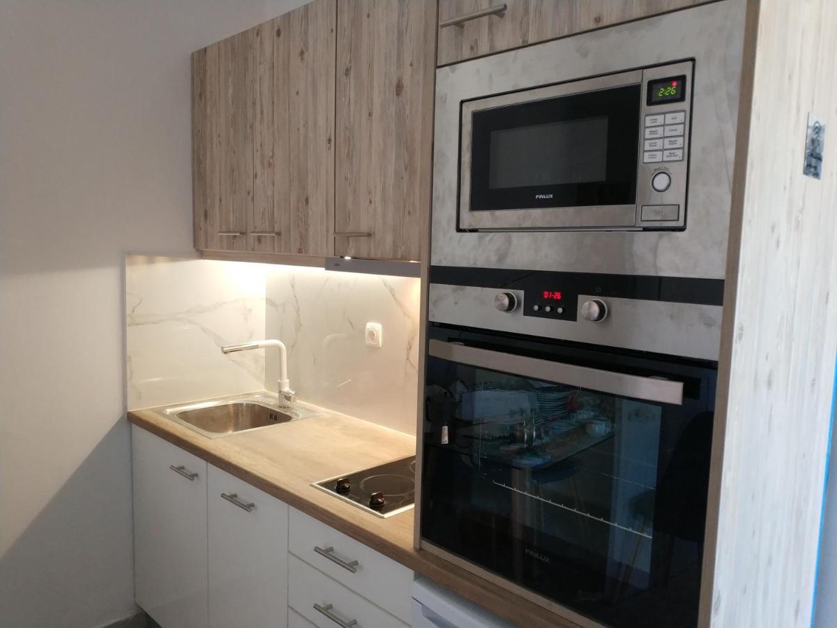 Nikos Apartments Agia Marina الغرفة الصورة